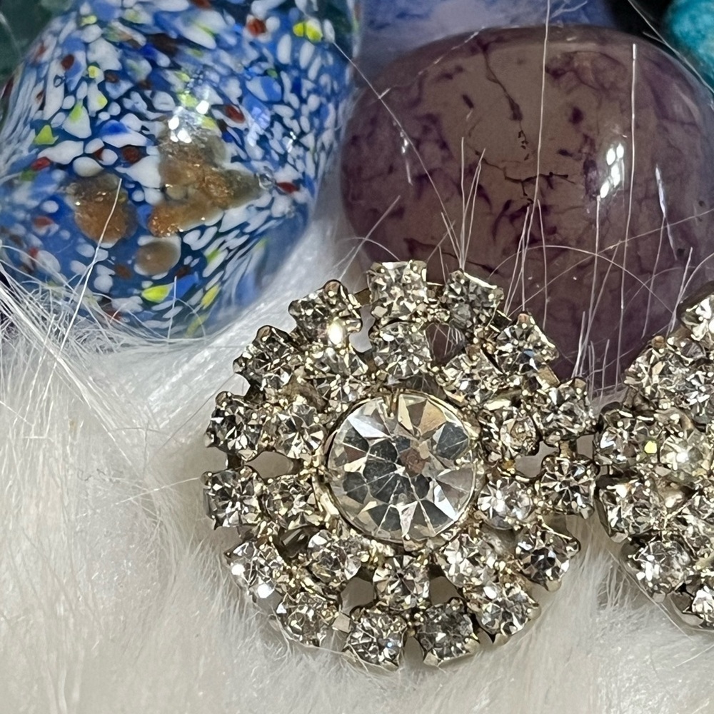 Gorgeous Rhinestones Screw Back Vintage Earrings - Picture 2 of 9